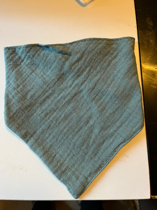 Bavoir bandana bébé personnalisé – Double gaze de coton (0–6 mois)